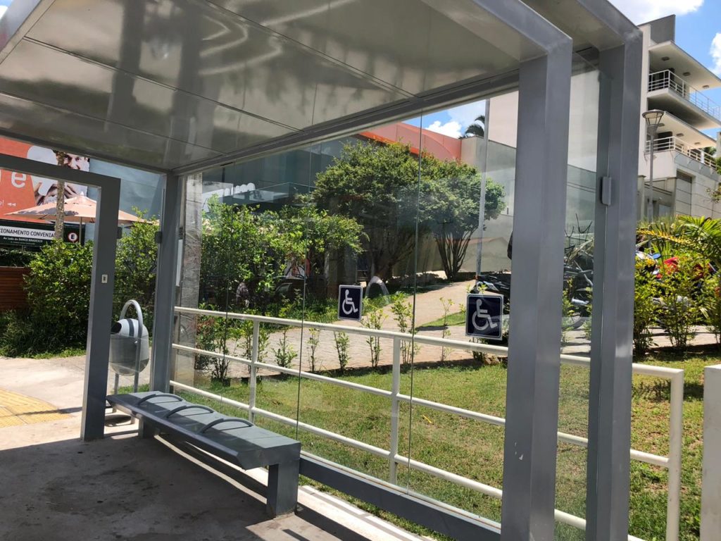 Espaços destinados a cadeirantes nos abrigos do BRT estão sinalizados